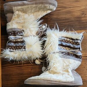 Muk Luks Women's Slippers in Cream and Brown